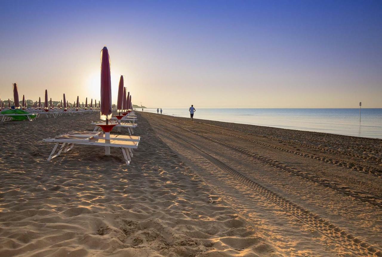Hotel Adriatico Bibione Exterior photo